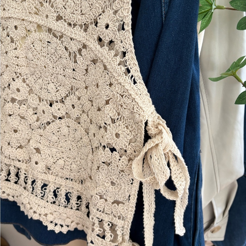 LA MIEL Cream Crochet Crop Top - Picture 3 of 6